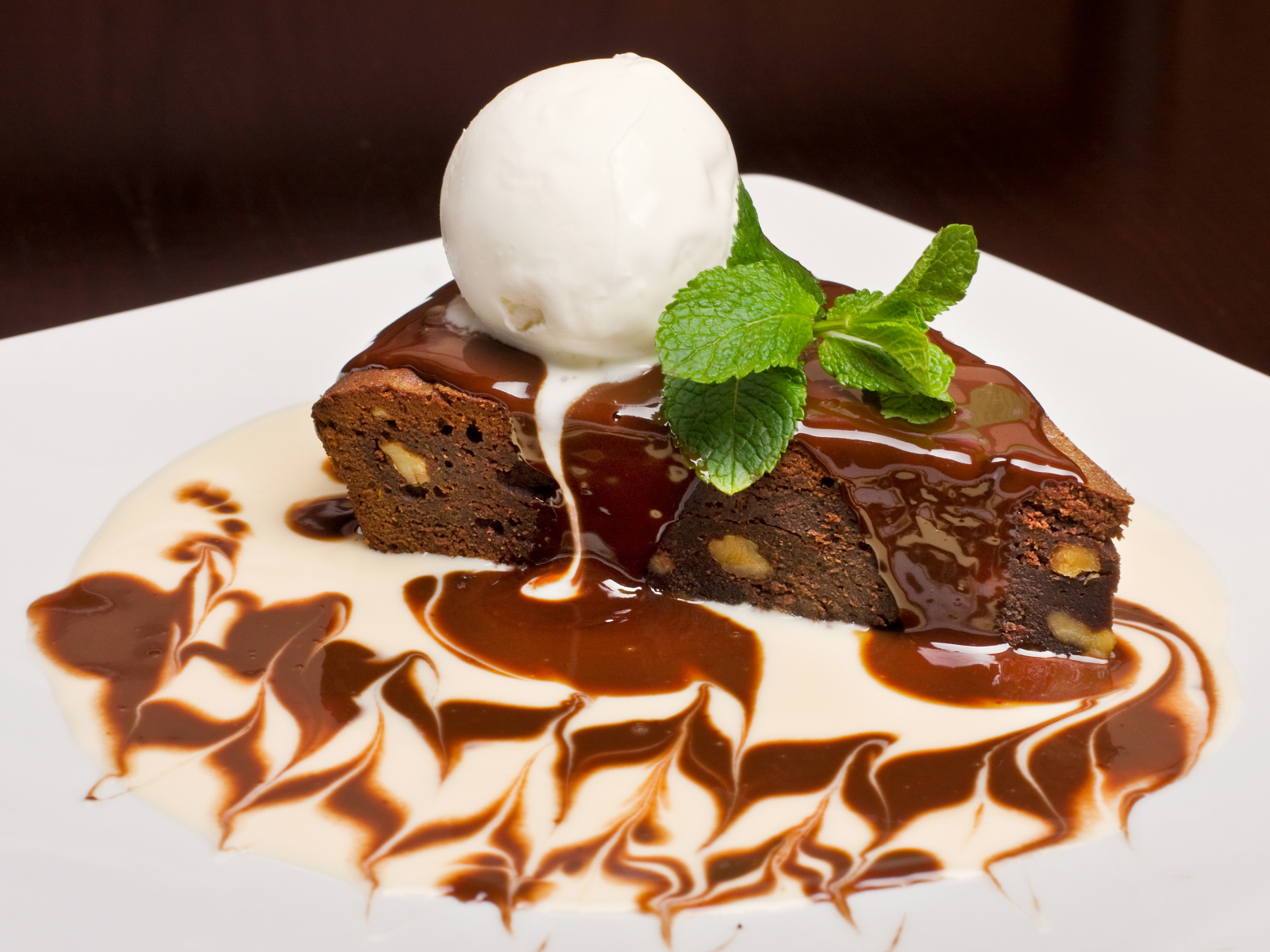 Шоколадное пирожное с шариком сливочного мороженого 