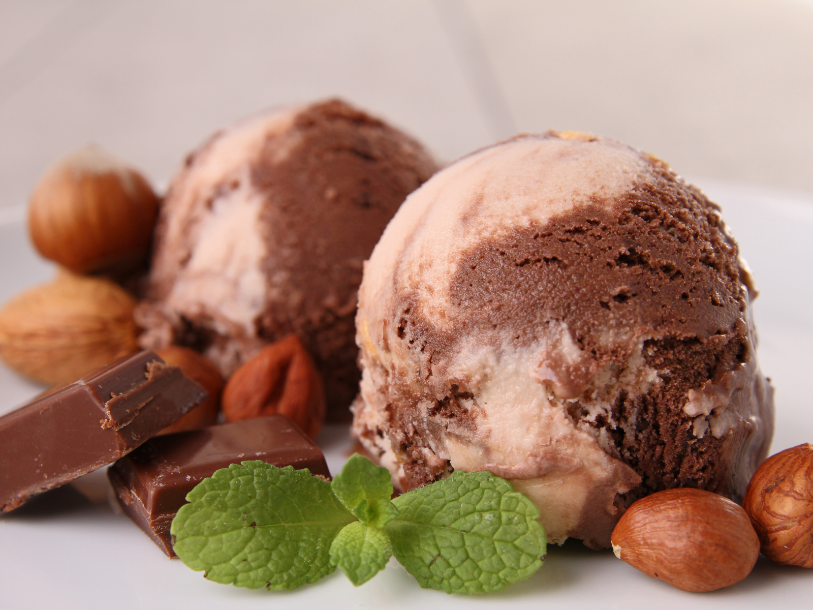 Шоколадное мороженое с лесными орехами 