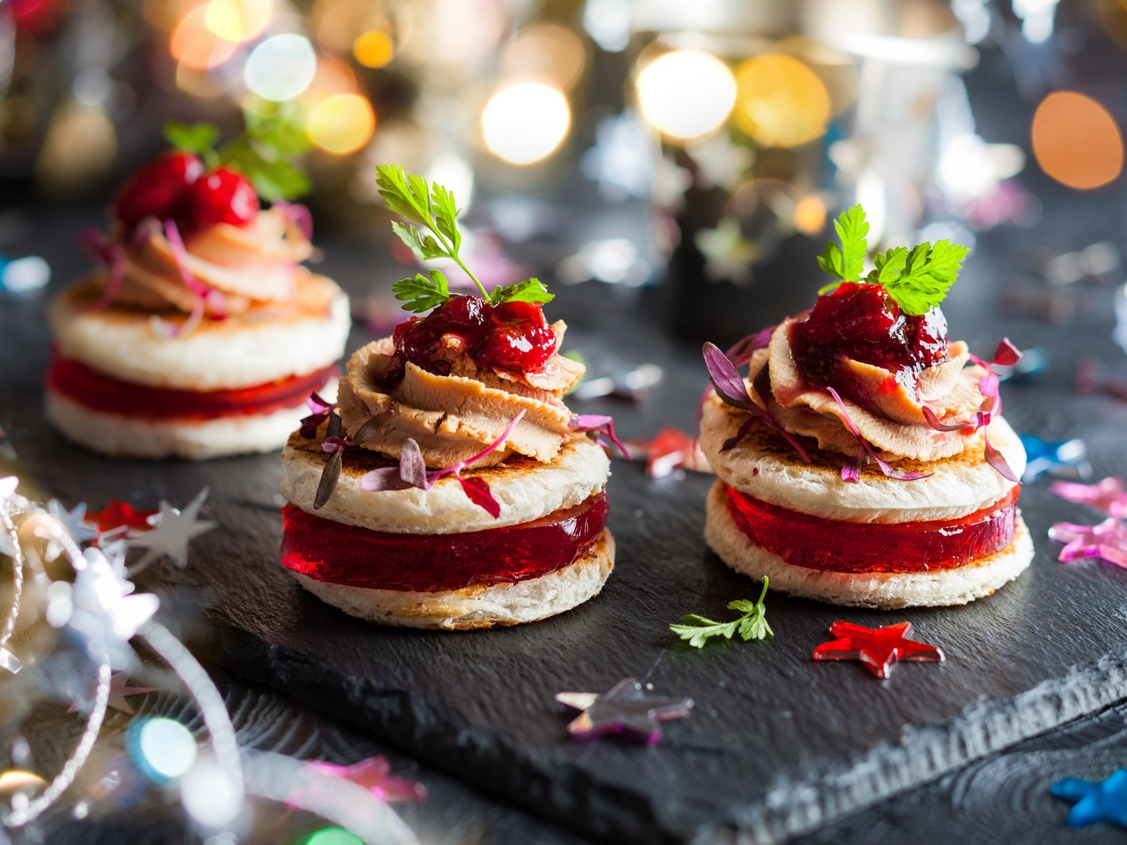 Вкусный десерт с мармеладом и кремом