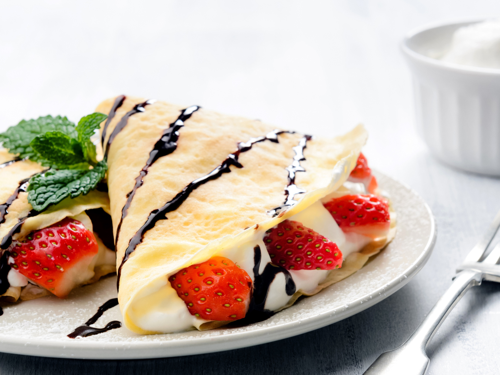 Вкусные блинчики с творожной начинкой и свежими ягодами клубники