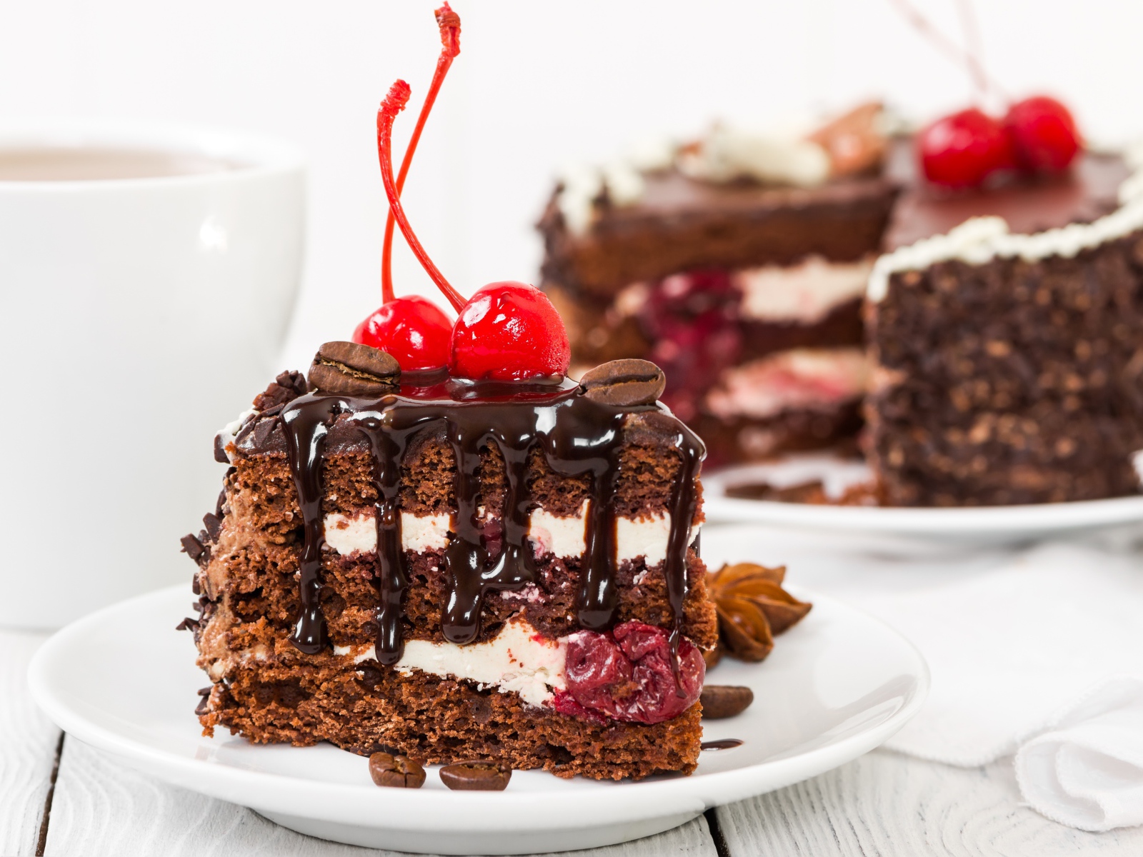 Вкусный кусок торта с шоколадом и вишнями