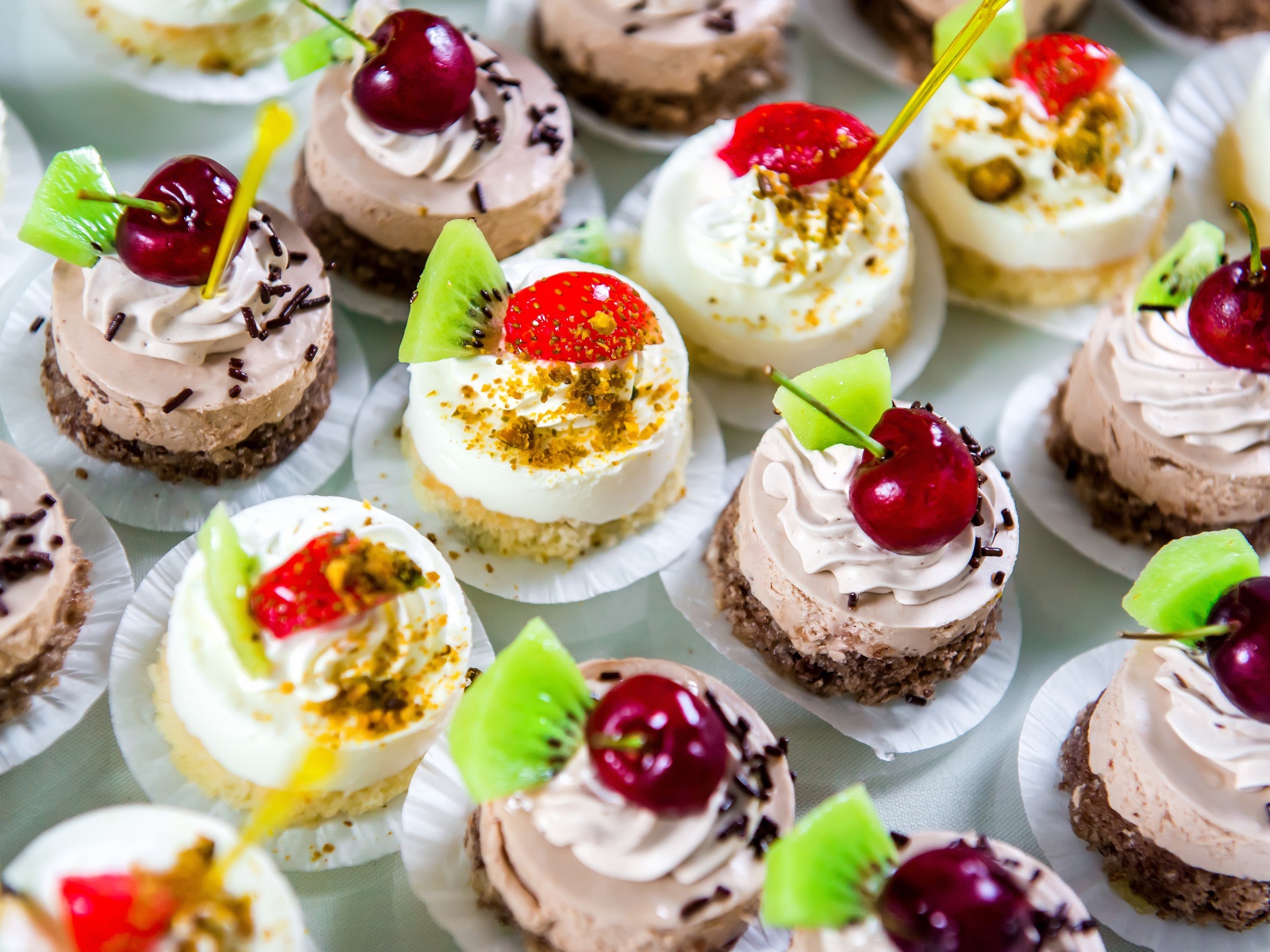 Вкусные сладкие пирожные с ягодами на десерт