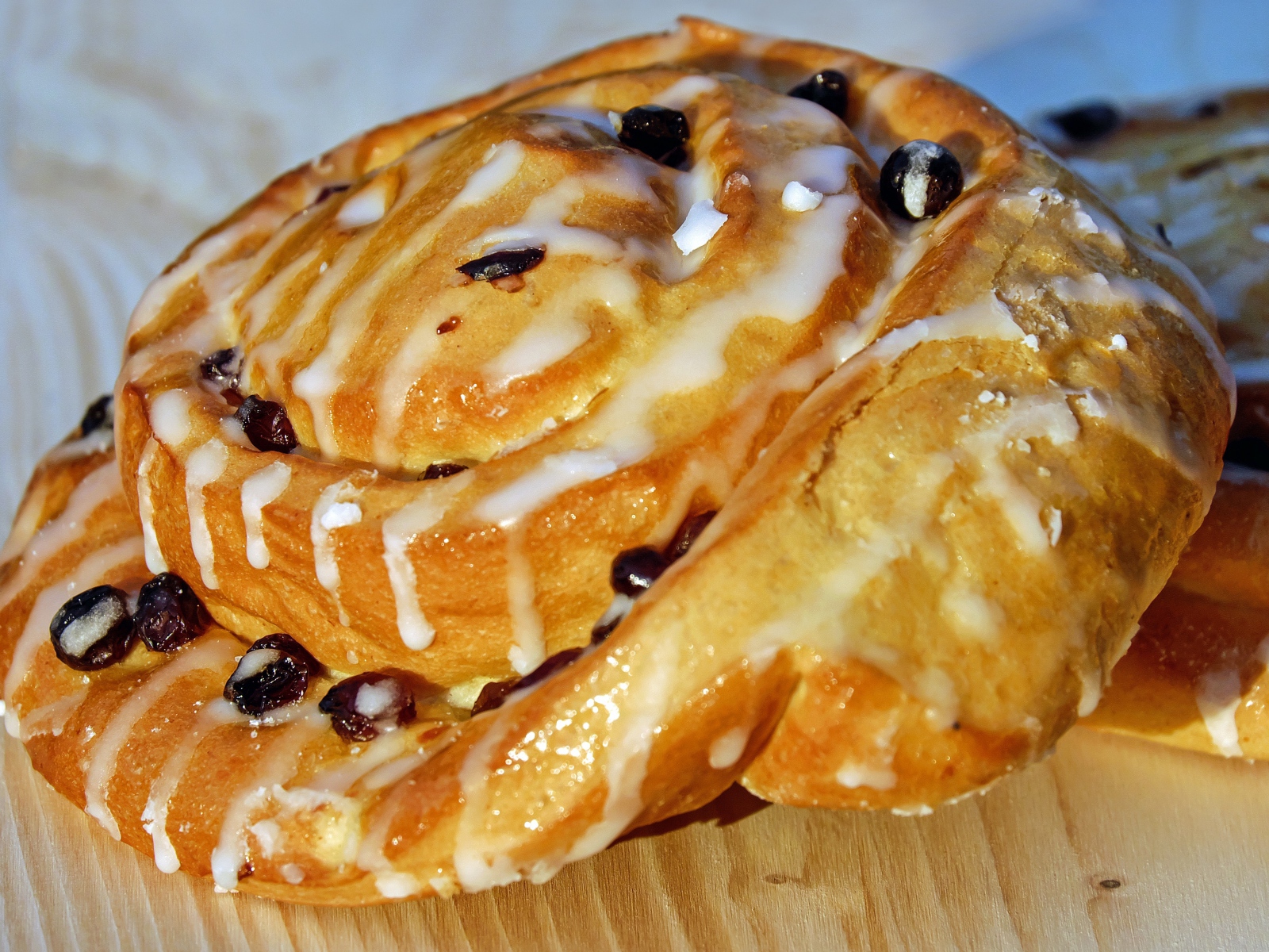 Свежая булочка с изюмом в сахарной глазури