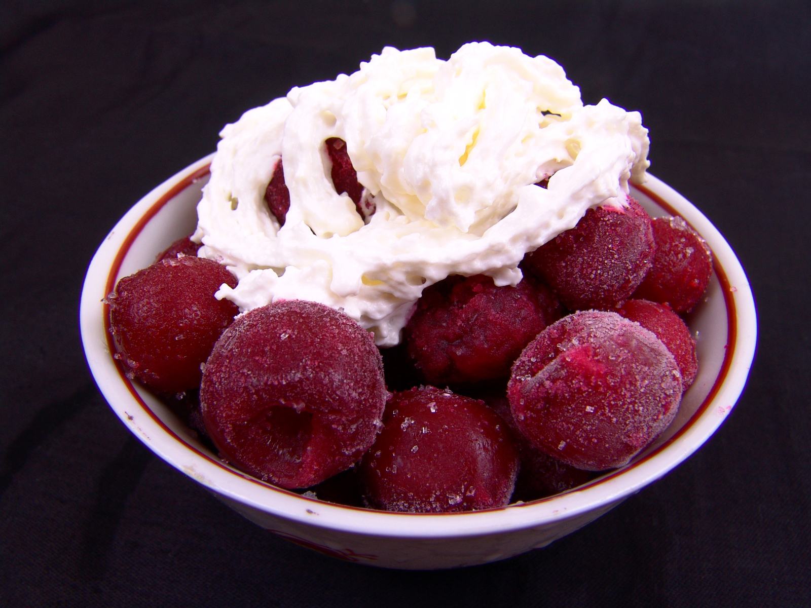 Замороженные черешни к тарелке со сливками