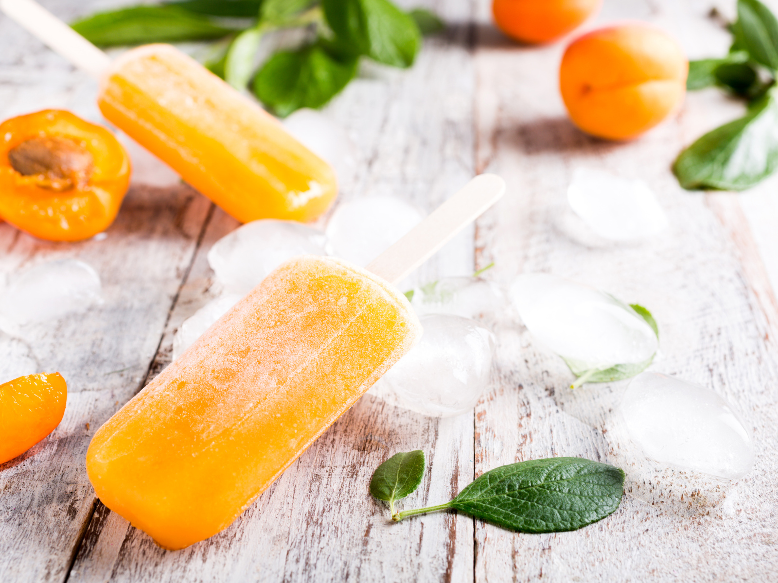 Фруктовое абрикосовое мороженое на палочке со льдом