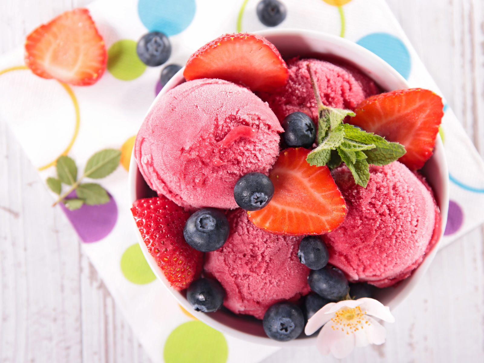 Шарики фруктового мороженого со свежей клубникой и черникой