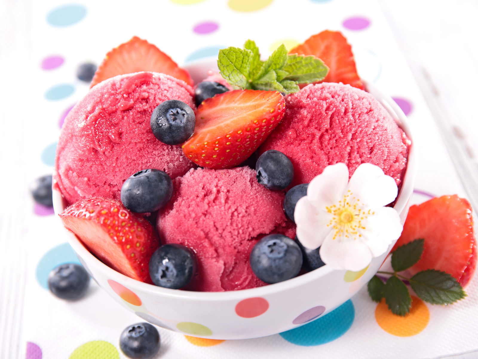 Шарики фруктового мороженого с ягодами клубники и черники