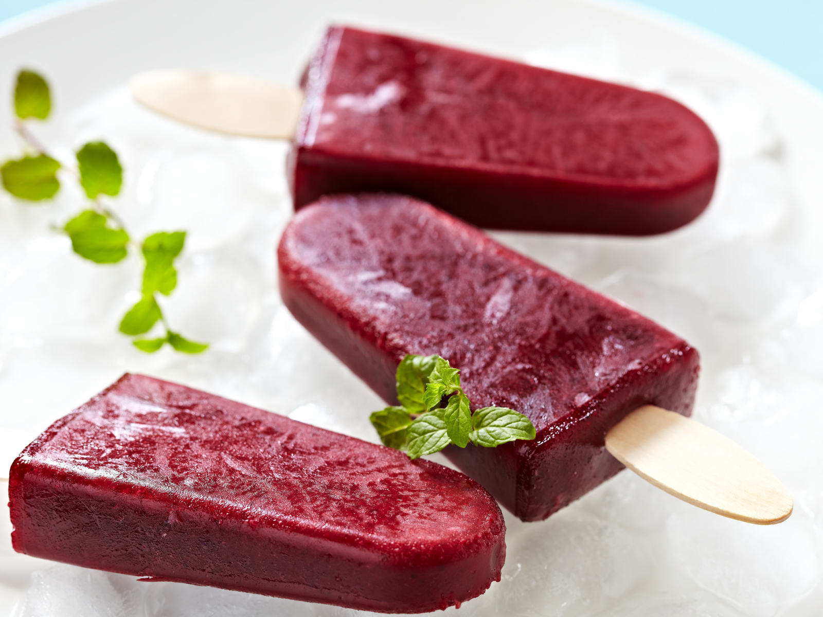 Фруктовое мороженое на палочке со свежей мятой