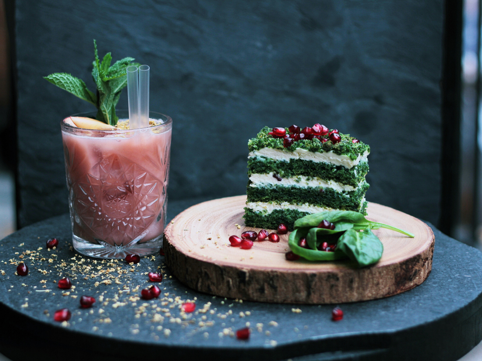 Зеленое мятное пирожное с коктейлем 