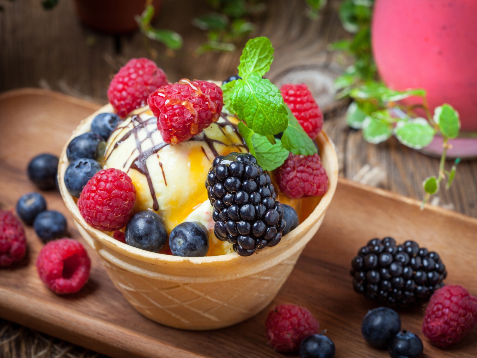 Мороженое в вафельном стаканчике со свежими фруктами 