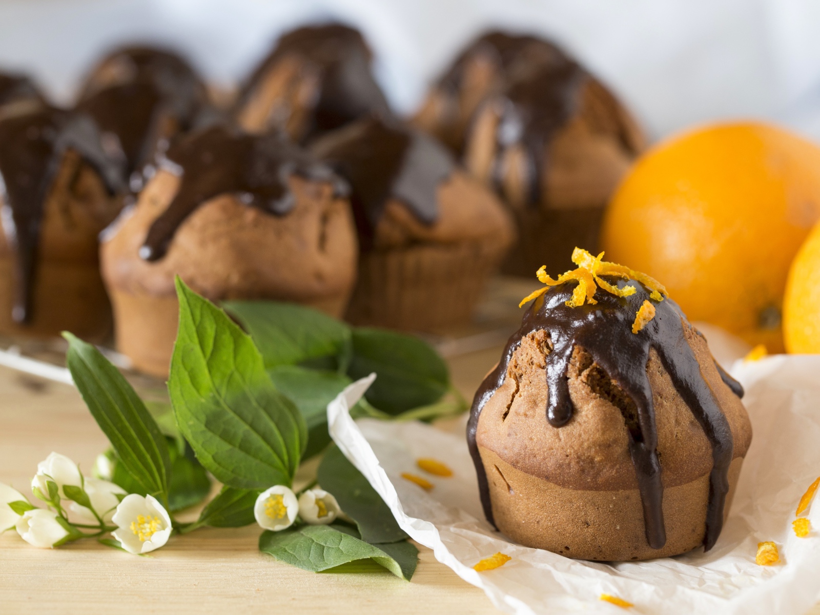 Маффины с шоколадом на столе с белыми цветами жасмина 