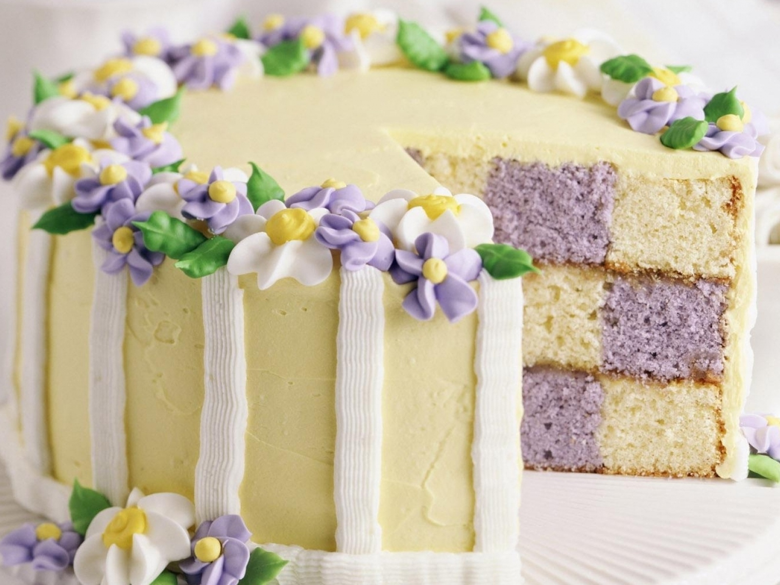 Разноцветный торт украшенный цветами из крема