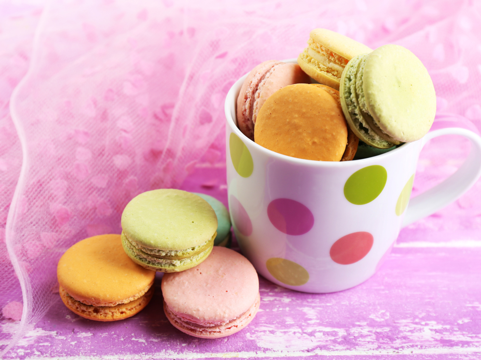 Разноцветное кондитерское изделие макарон 