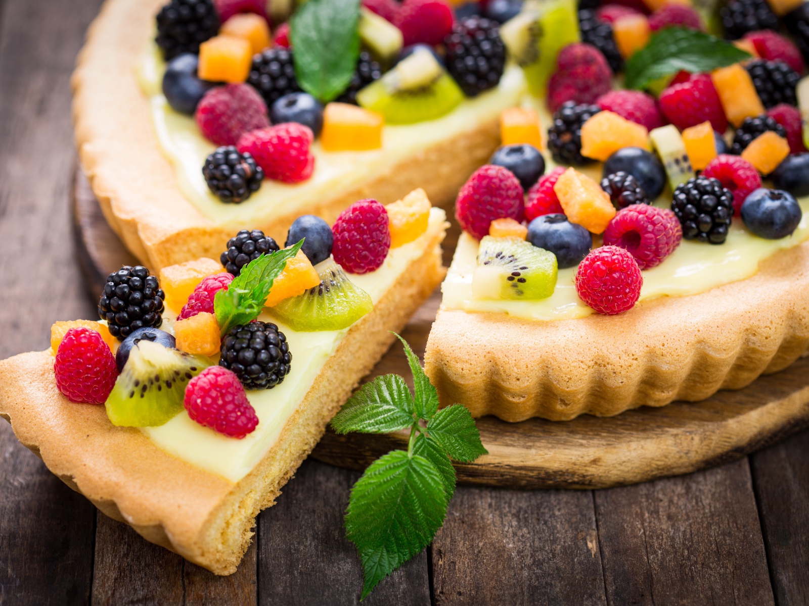 Песочный пирог со свежими ягодами и мятой