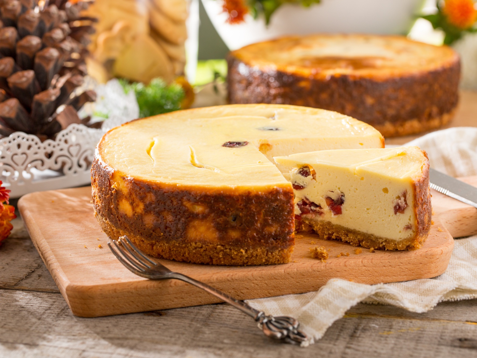 Нарезанный чизкейк на разделочной доске