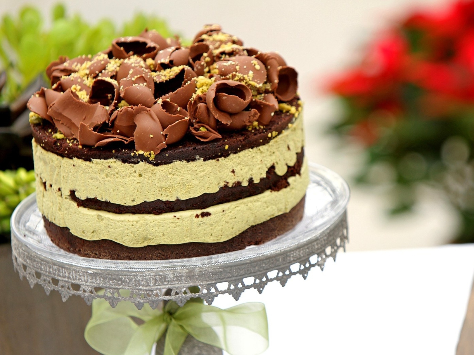 Сладкий торт с кремом и шоколадной стружкой