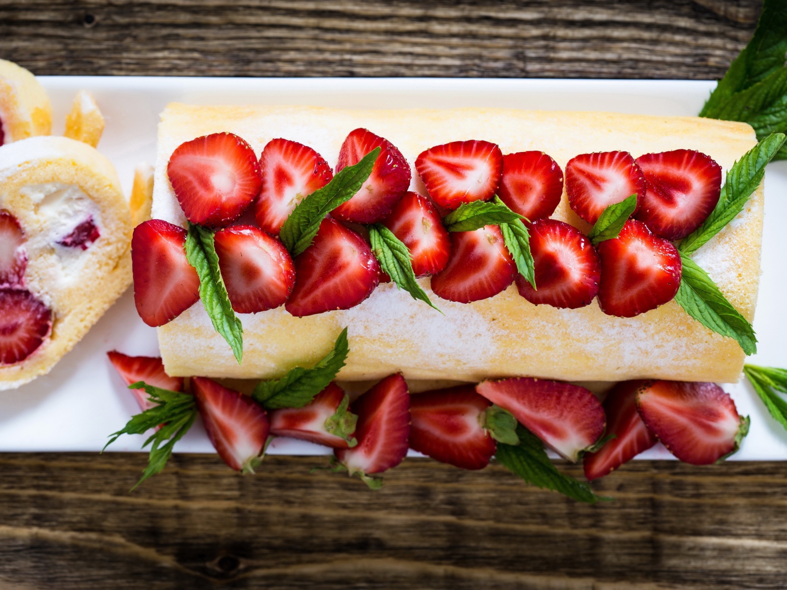 Сладкий сливочный рулет со свежей клубникой 