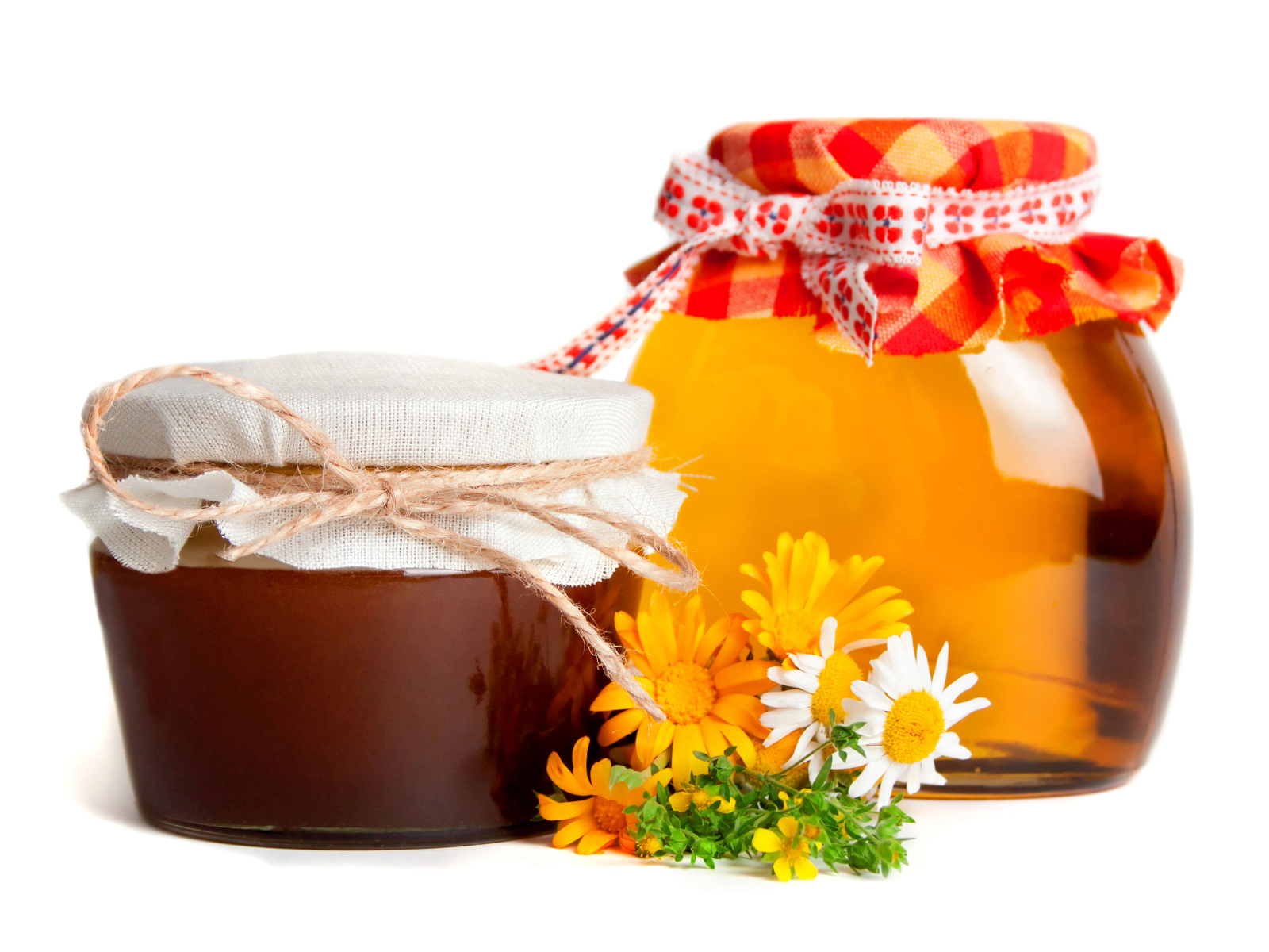 Две банки меда с цветами на белом фоне