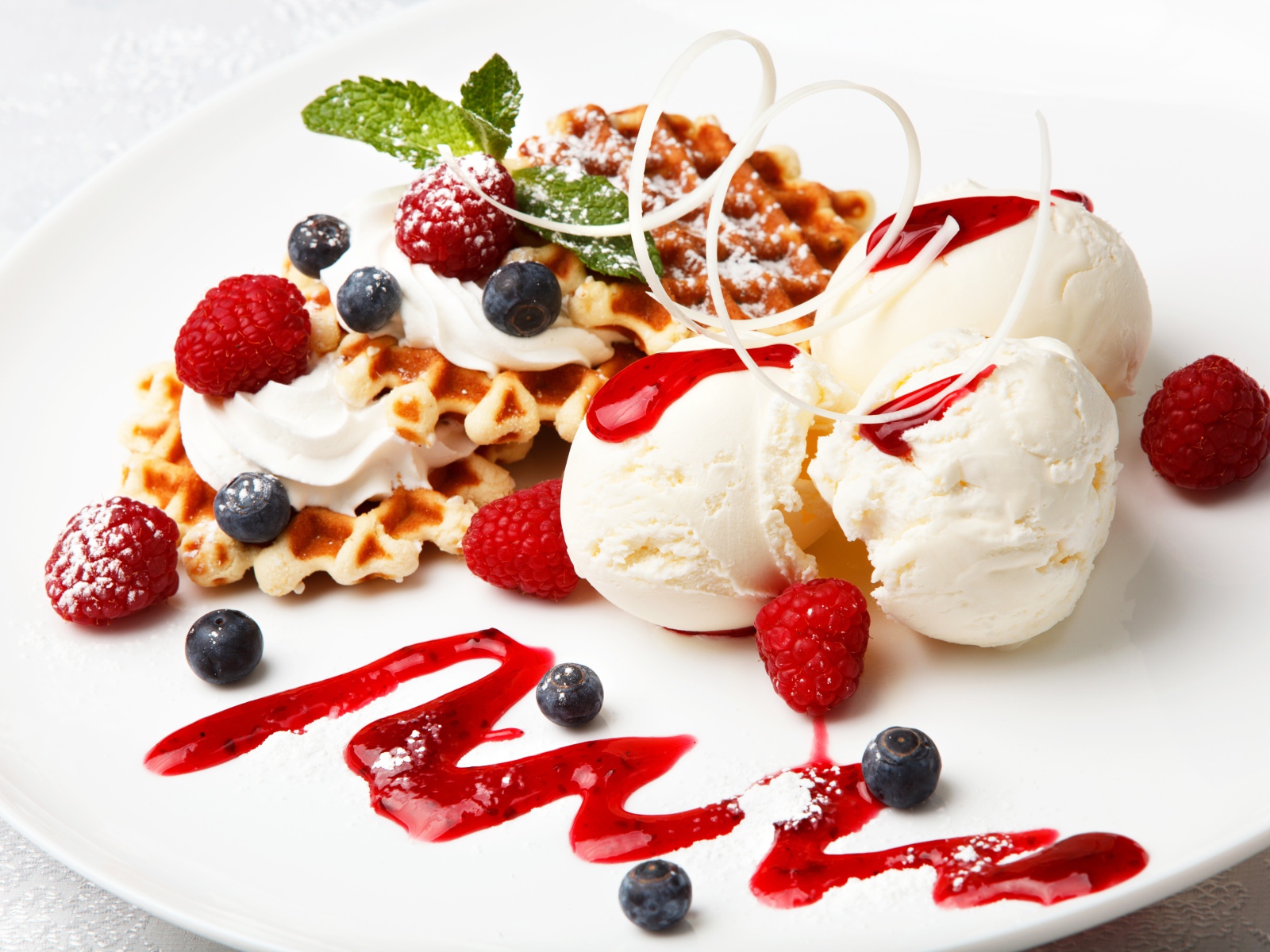 Ванильное мороженое с вафлями и свежими фруктами 