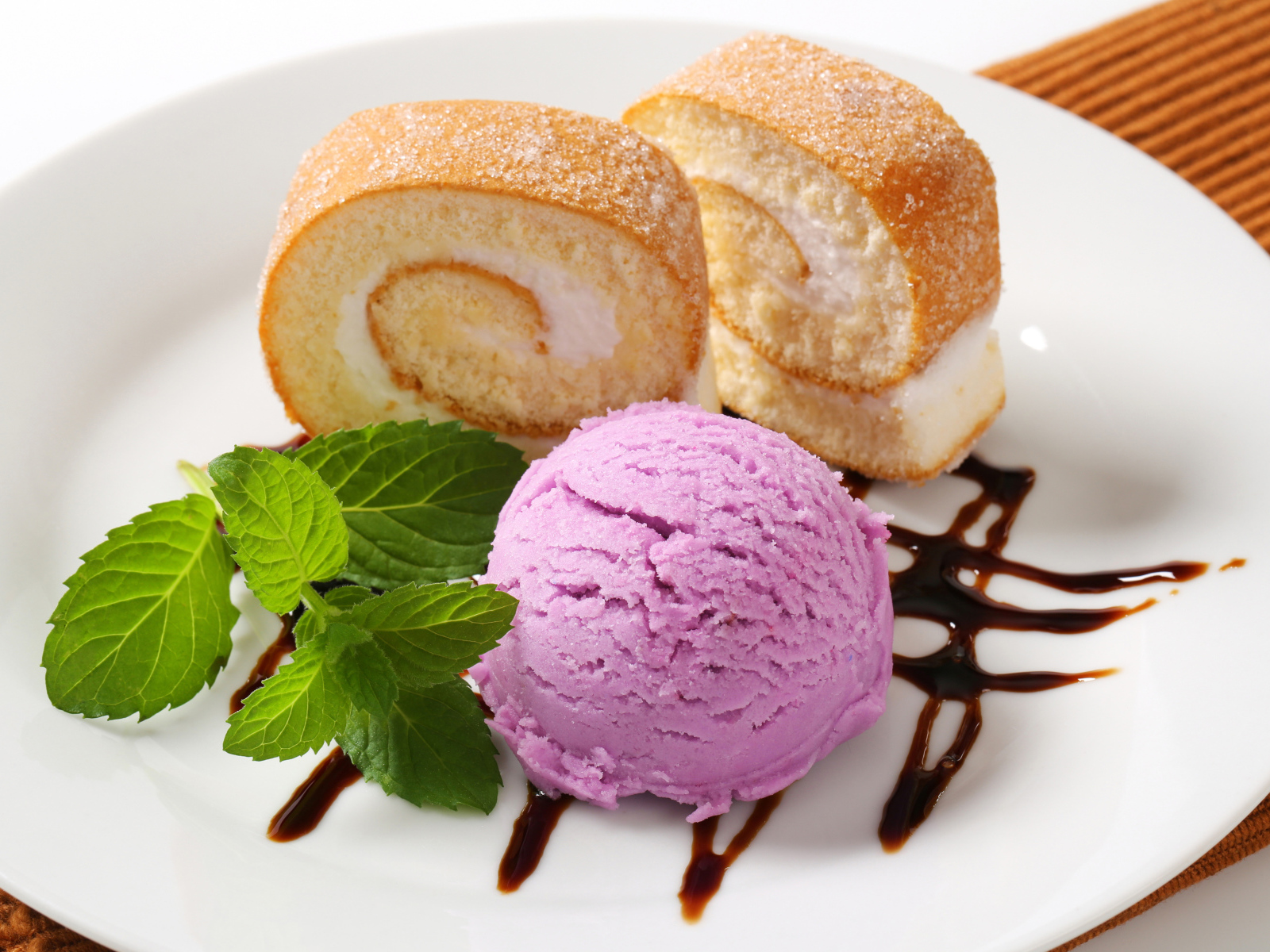 Ванильный рулет с мороженым 