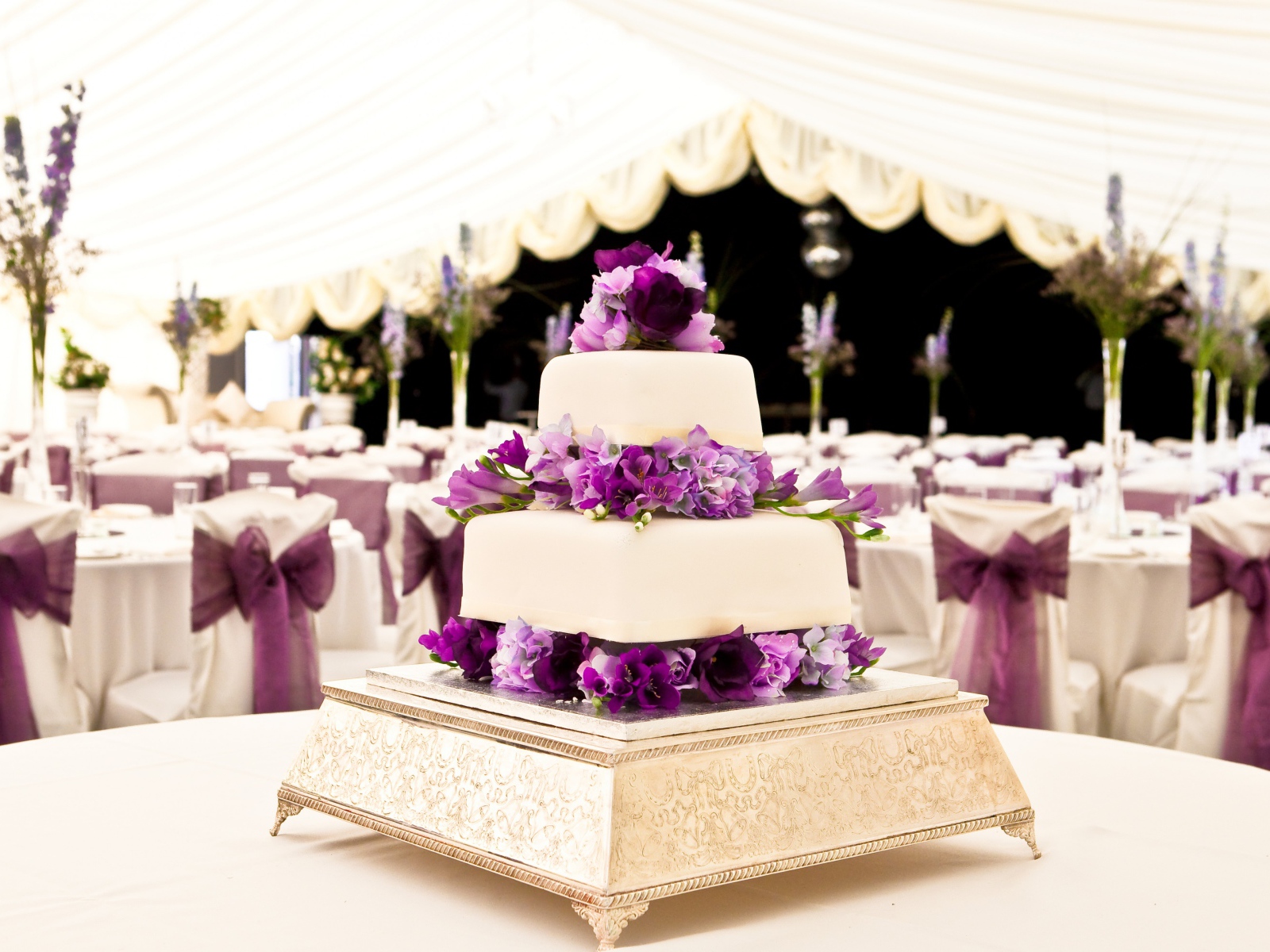 Свадебный торт со свежими цветами