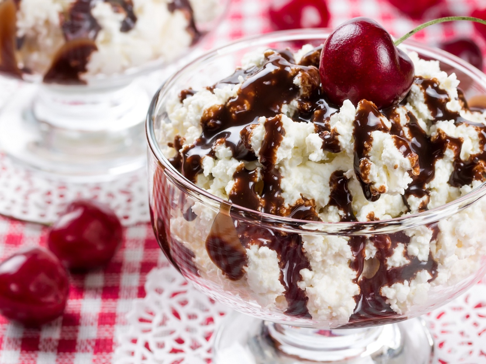 Белое сливочное мороженое с шоколадом и черешней 