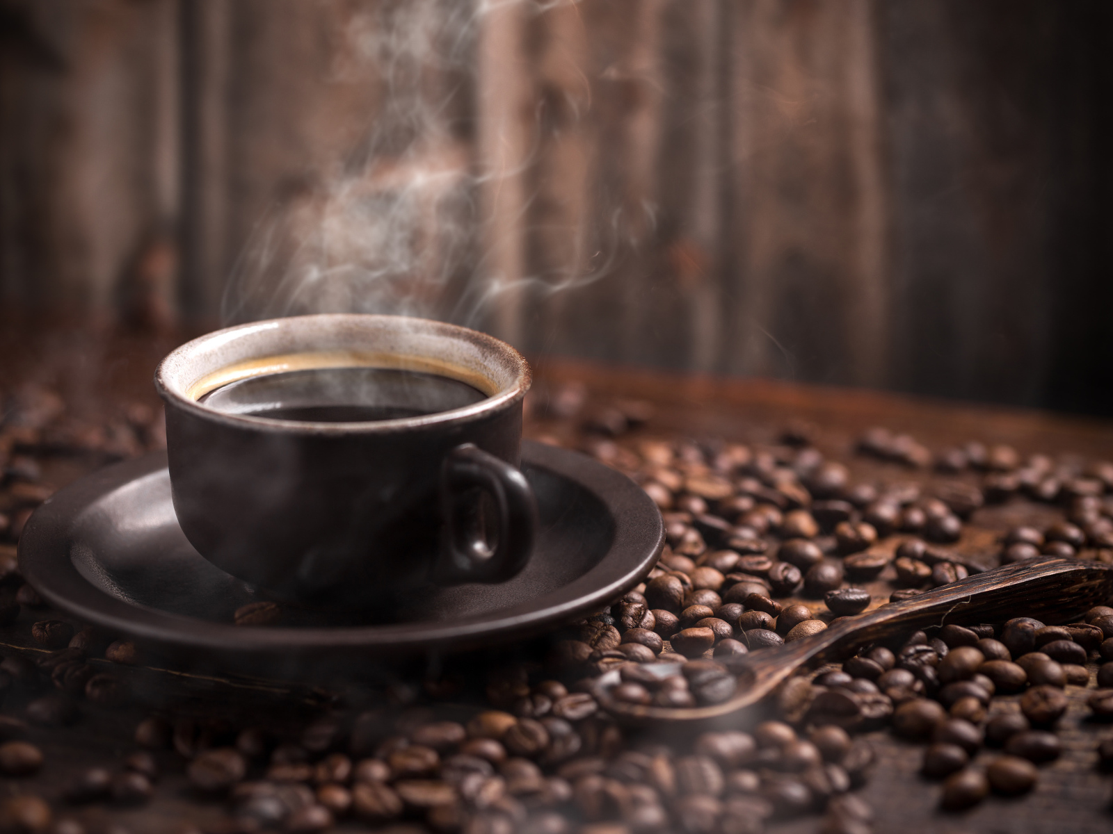 Чашка горячего ароматного кофе с кофейными зернами