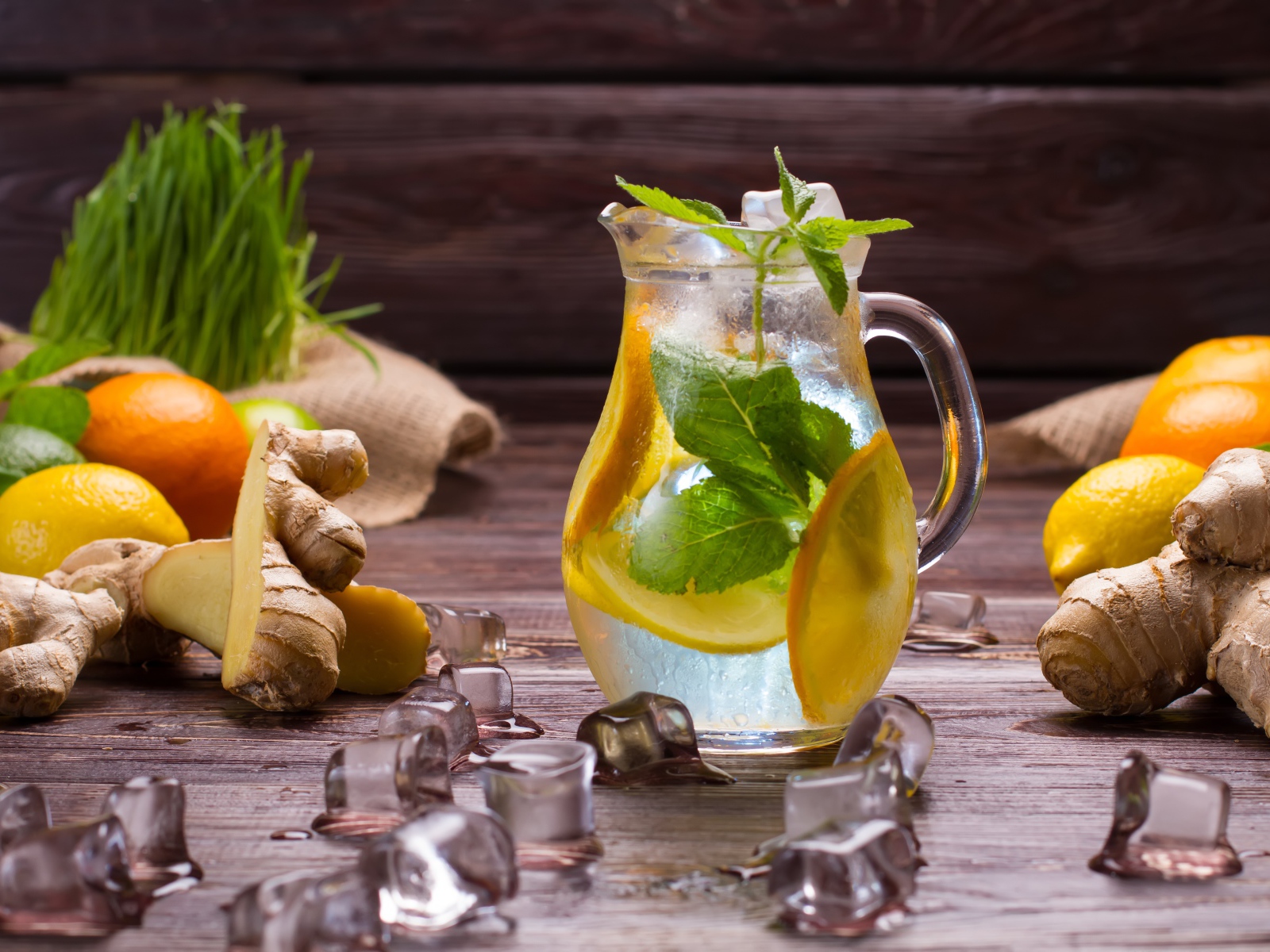 Холодный цитрусово - имбирный лимонад со льдом