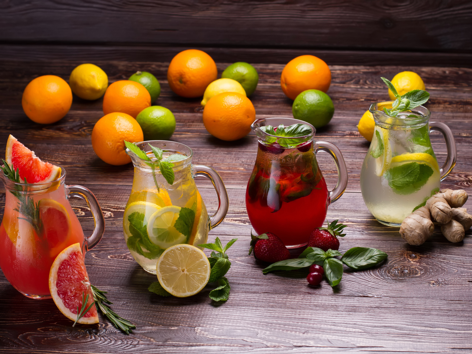 Стеклянные  кувшины с фруктовыми напитками 