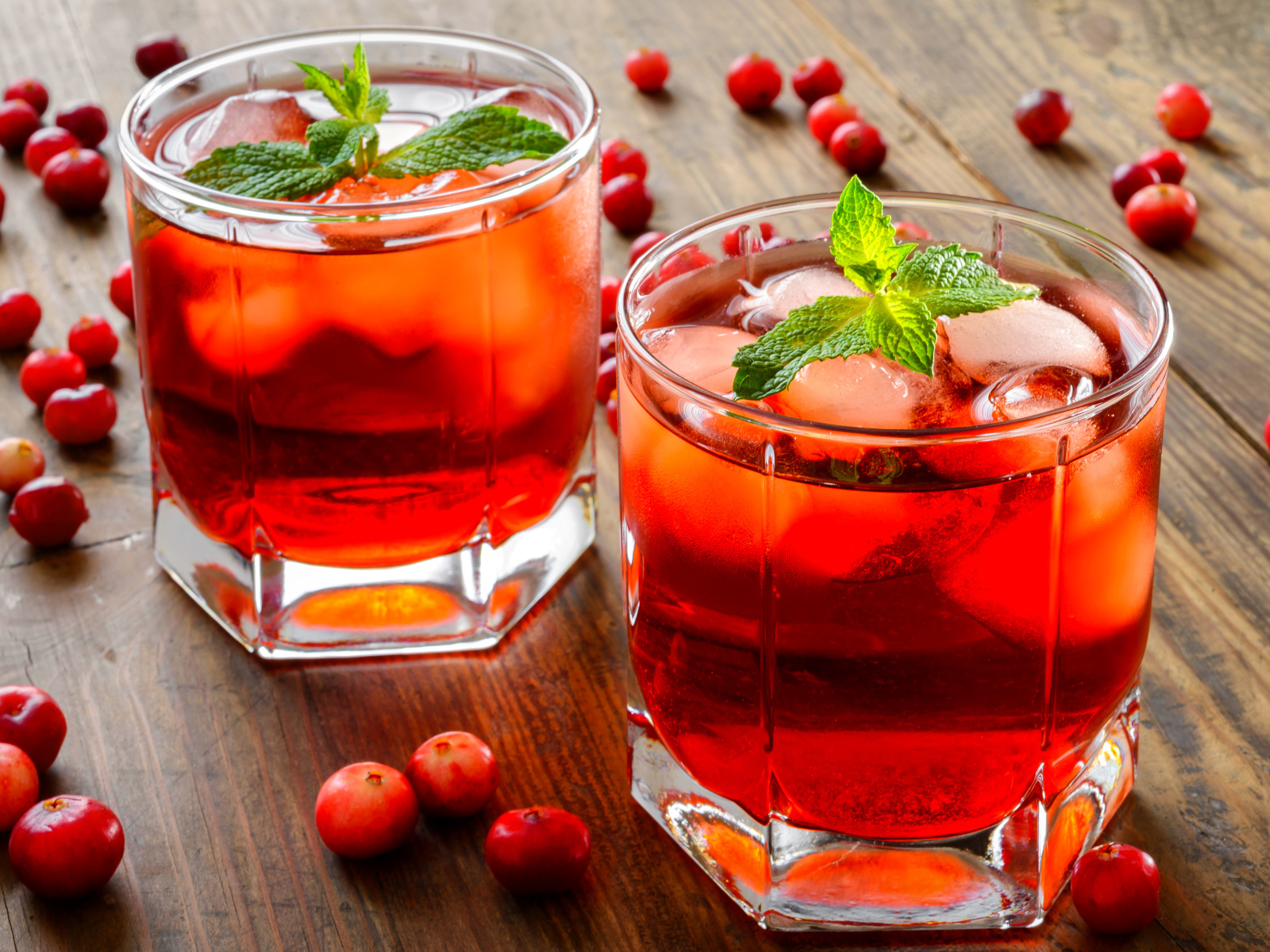 Освежающий напиток с клюквой и мятой