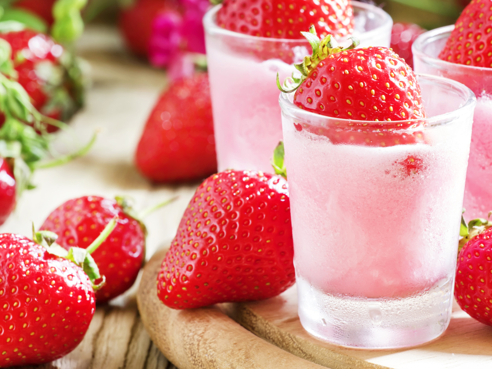 Клубничный коктейль со свежими ягодами на столе