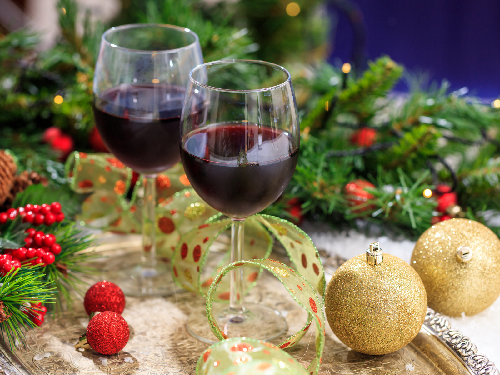 Два бокала красного вина на новогоднем столе