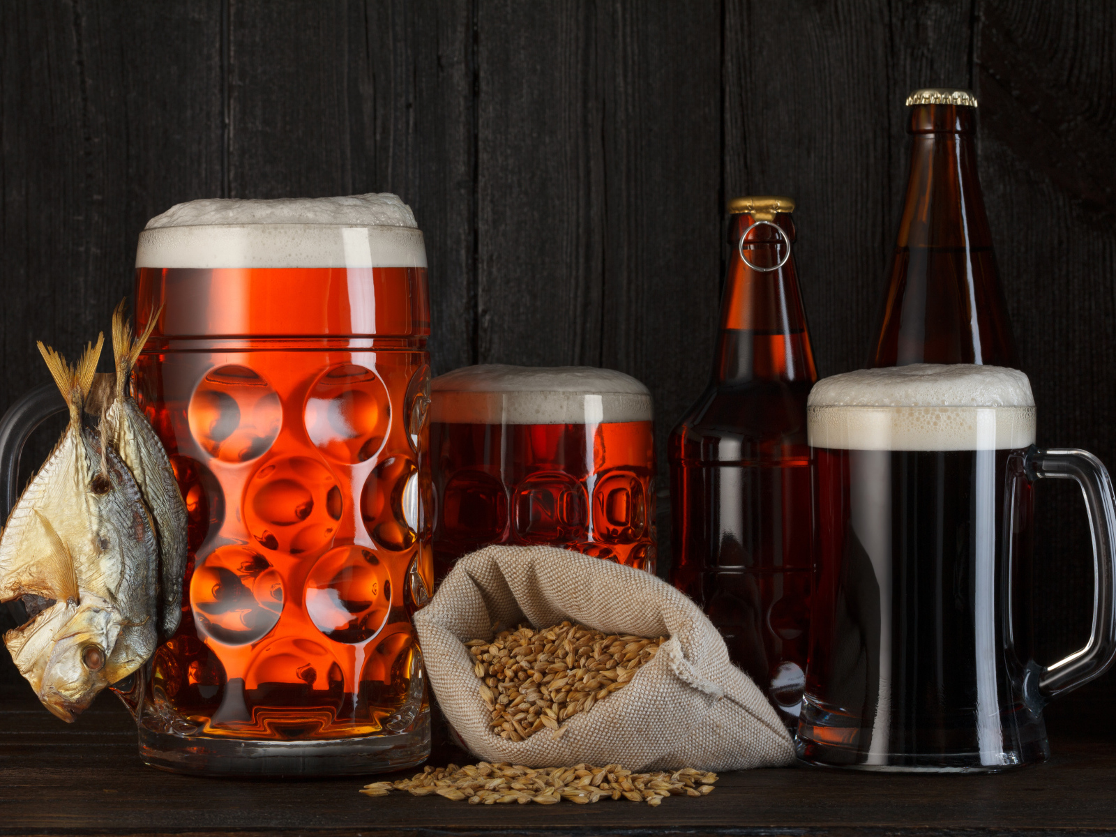 Пшеничное пиво в бокалах с сушеной рыбой вомер 