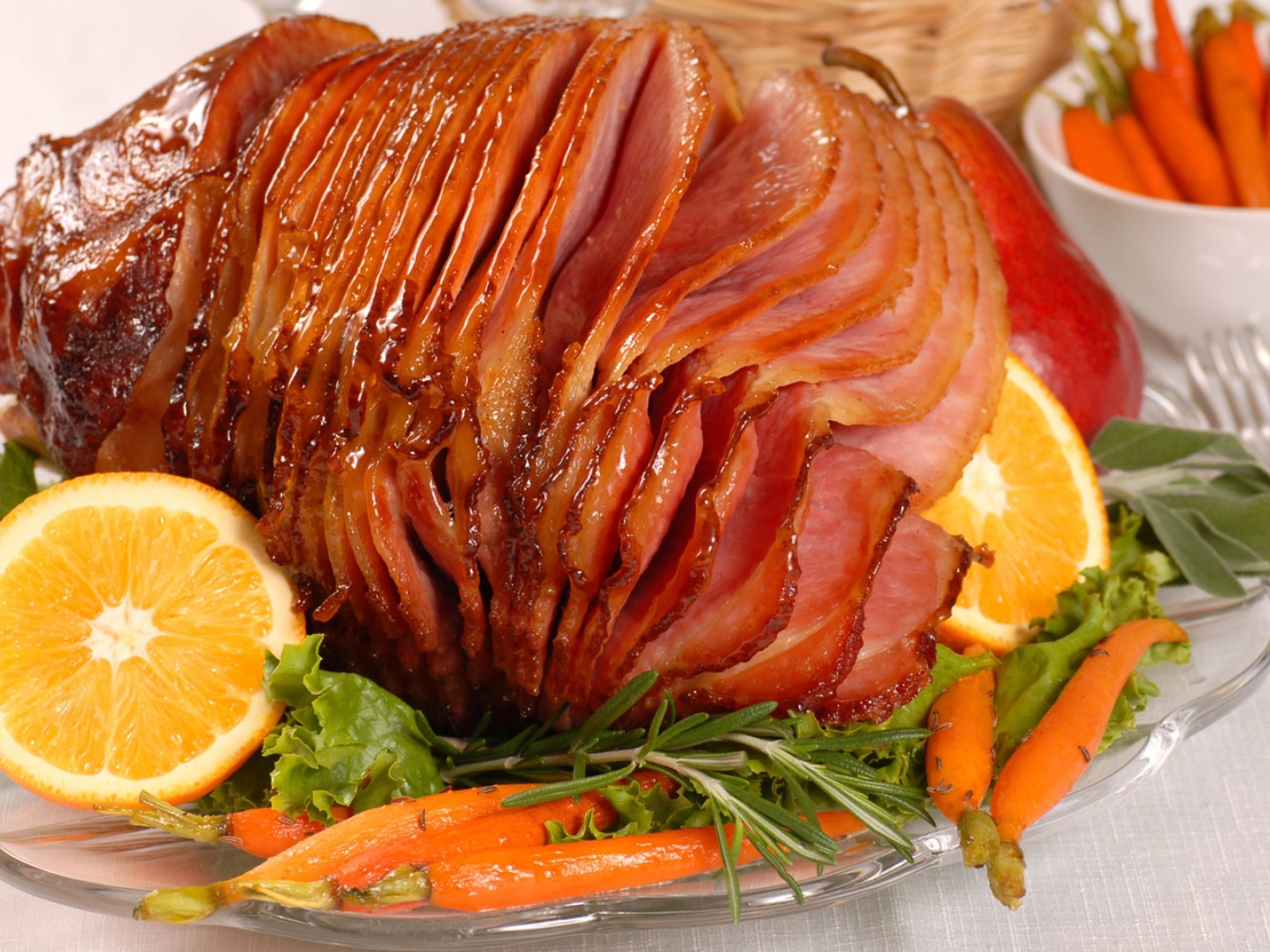 Аппетитный нарезанный кусок мяса с  лимоном 