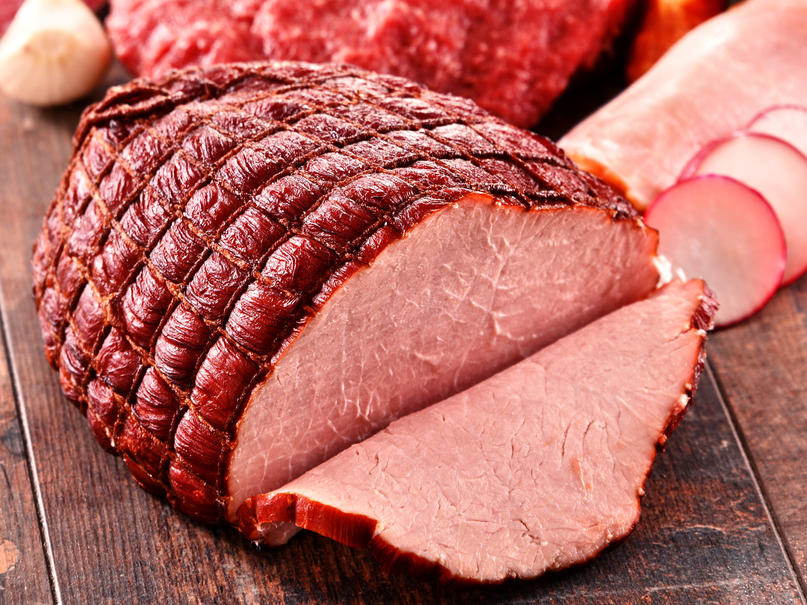 Аппетитный кусок вкусной ветчины крупным планом