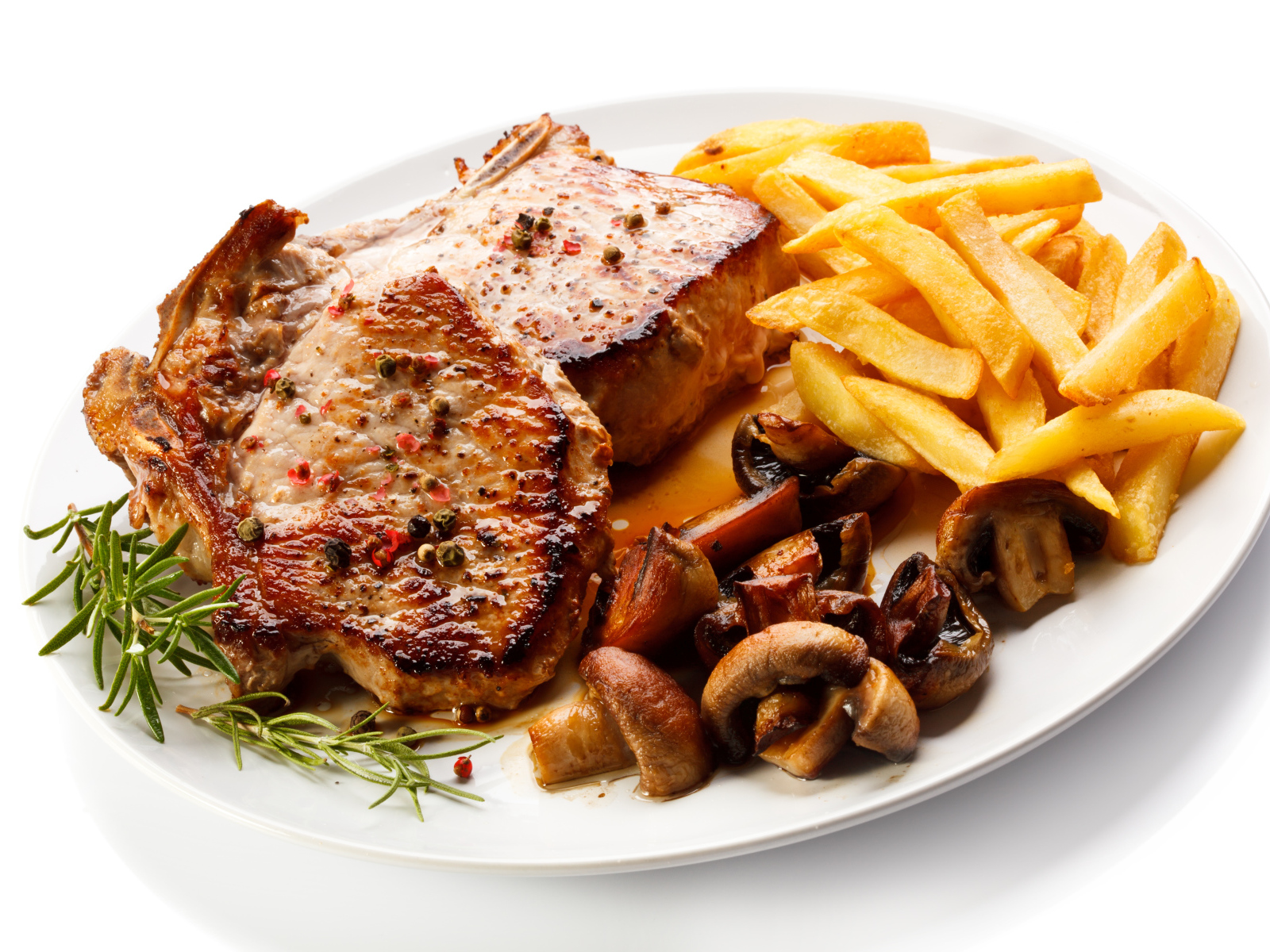 Аппетитный кусок жареного  мяса с картошкой фри и грибами 