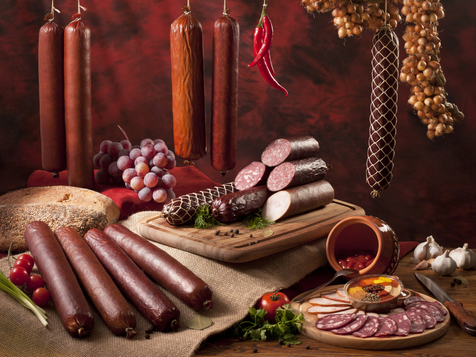 Аппетитные колбасы и хлеб на столе 