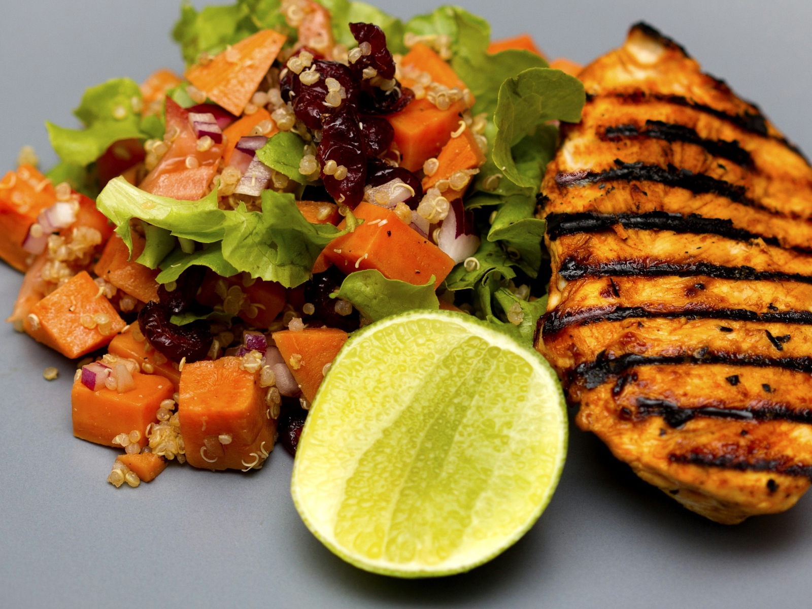 Аппетитный кусочек жареной курицы гриль на тарелке с овощами