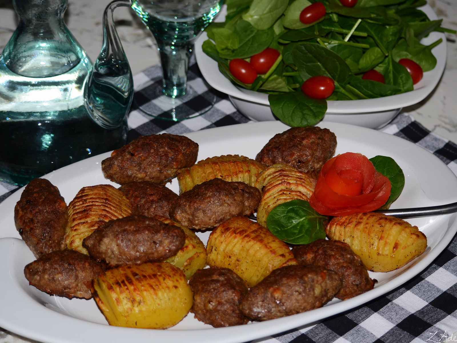 Мясные котлеты с картофелем на белом блюде