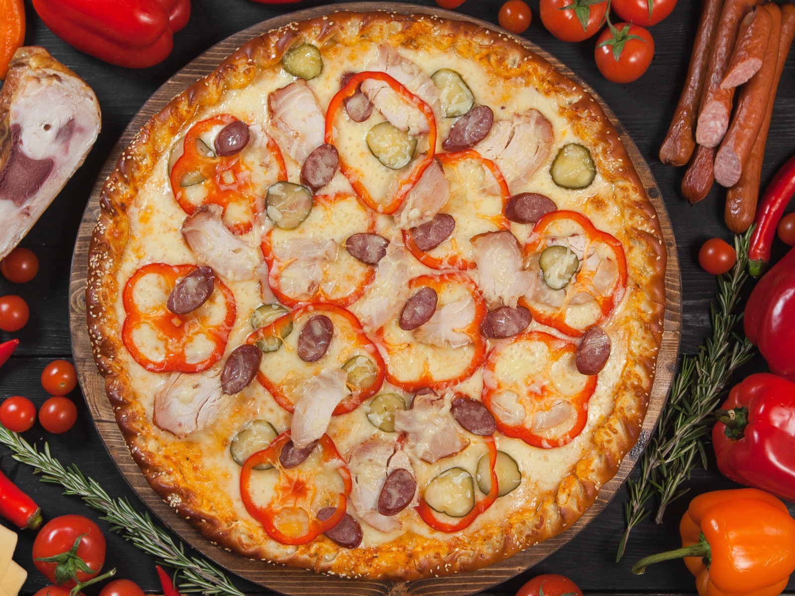 Пицца со сладким перцем, солеными огурцами и колбасками