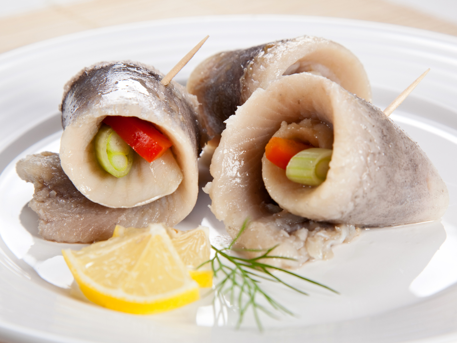 Аппетитные рулеты из сельди с овощами 