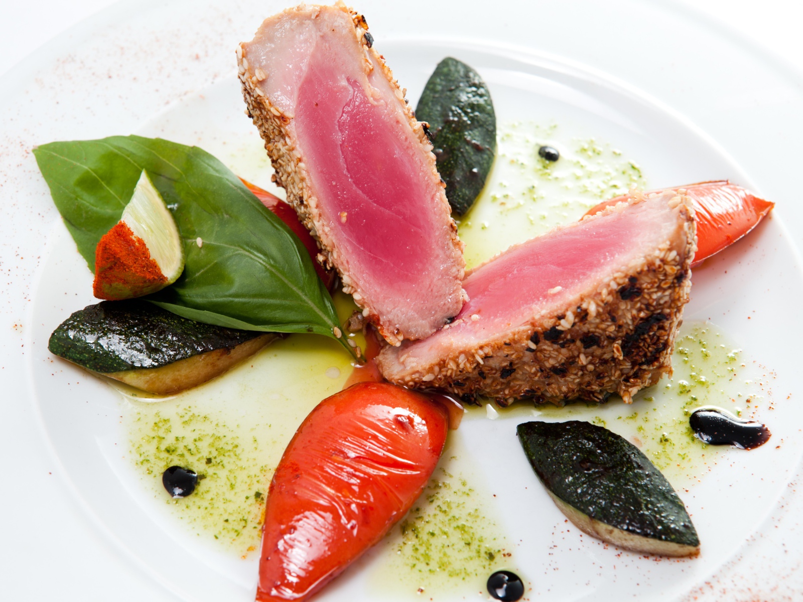 Аппетитный стейк из тунца с овощами на белой тарелке