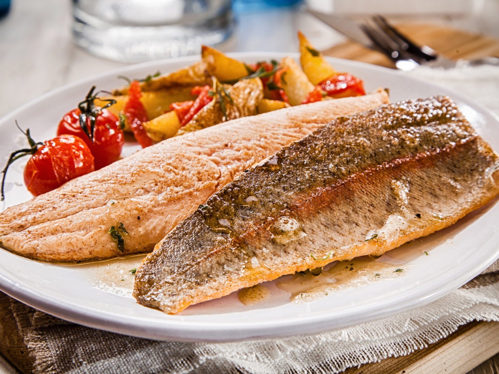 Жареное филе рыбы с овощами