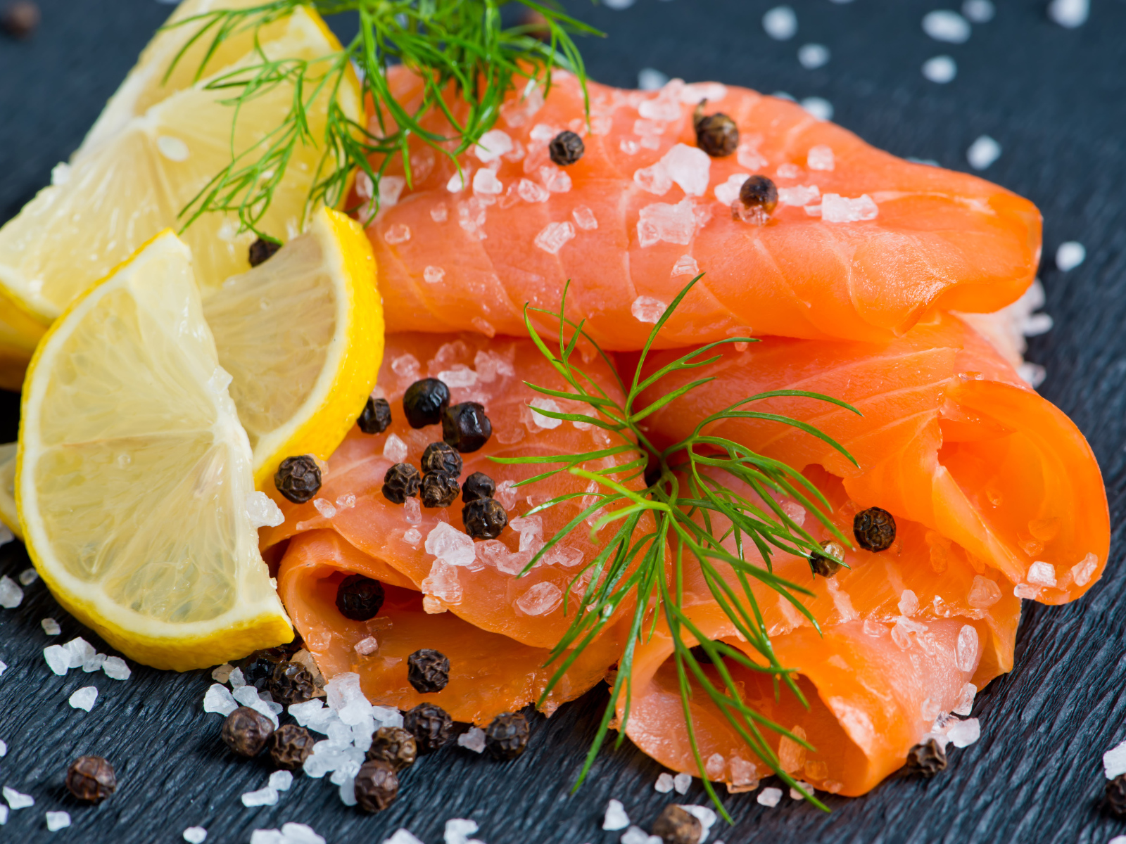 Красная рыба с солью и лимоном 