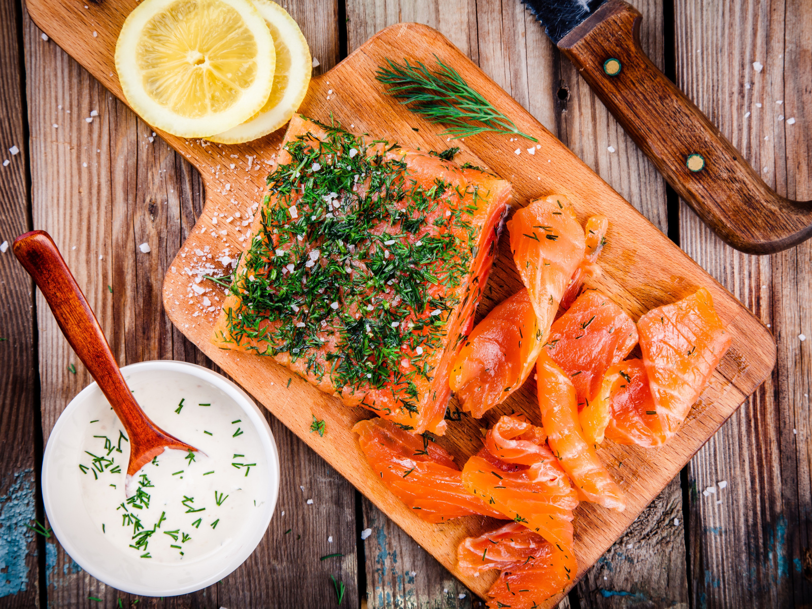 Кусочек аппетитной красной рыбы с укропом 