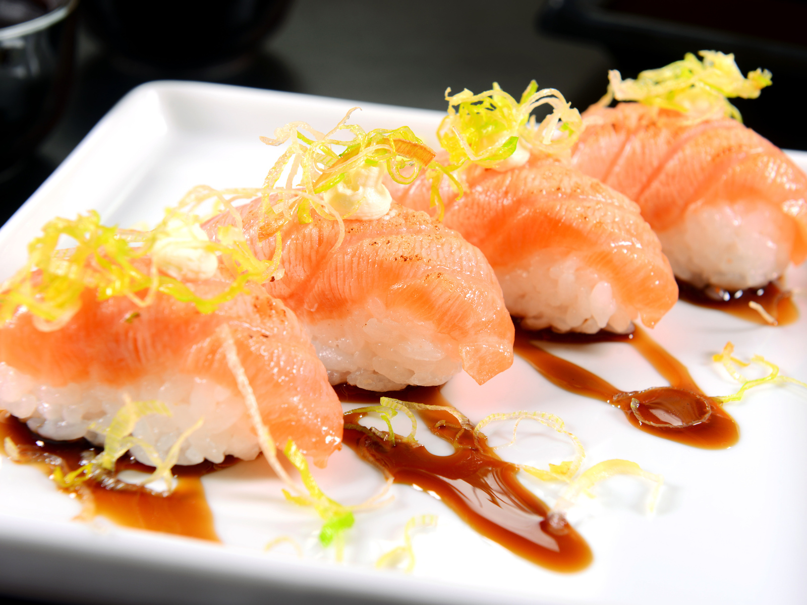 Суши с соевым соусом на белой тарелке