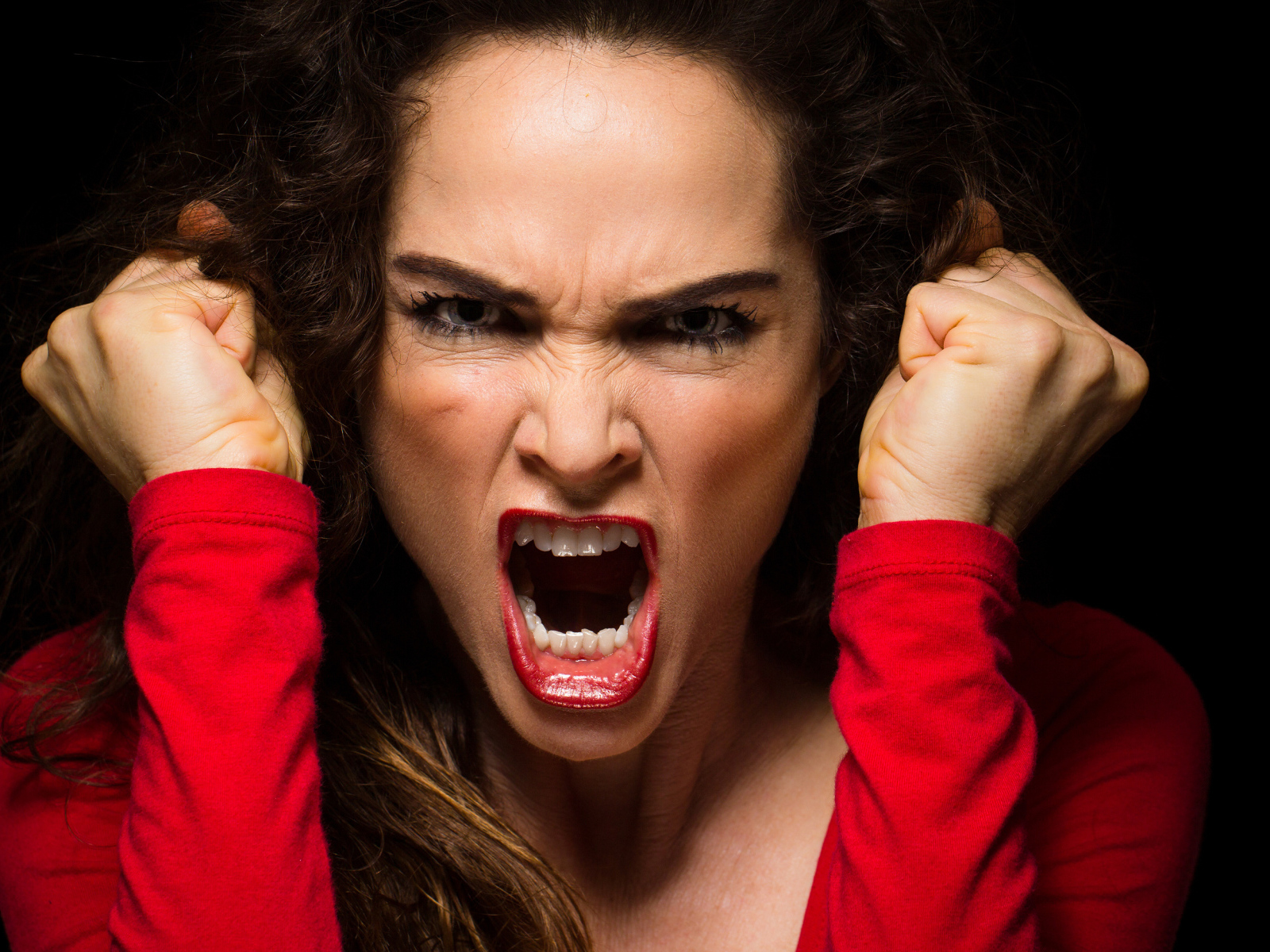 Эмоции на лице девушки в красном платье