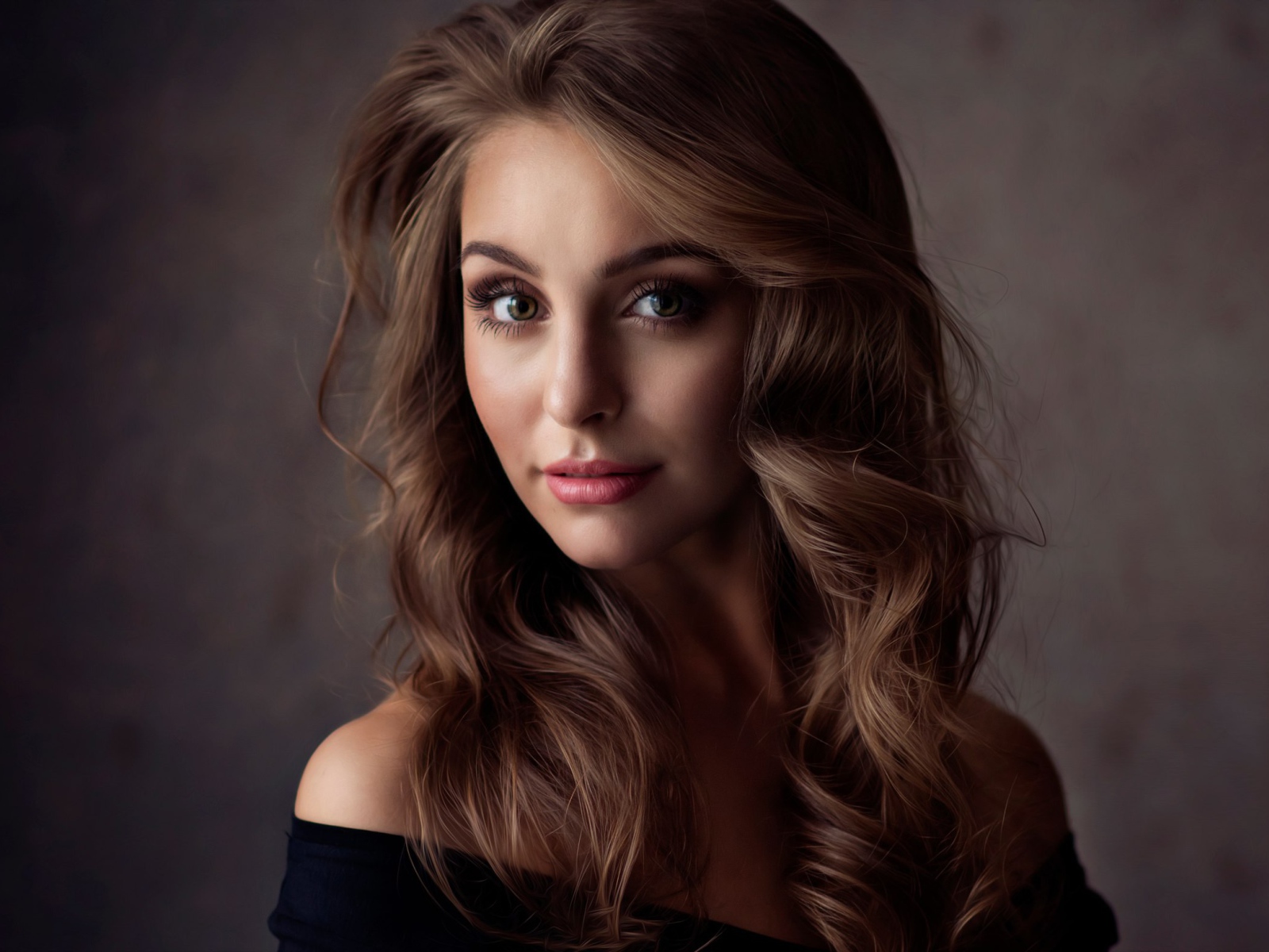 Милая девушка брюнетка с волнистыми волосами 