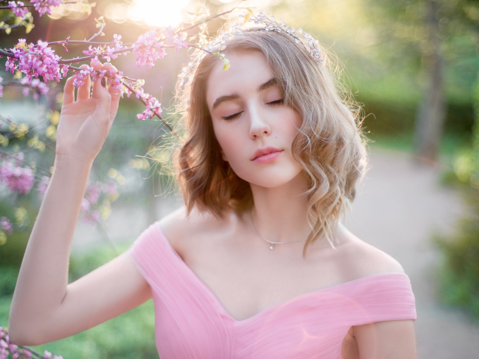 Нежная молодая девушка в розовом платье 