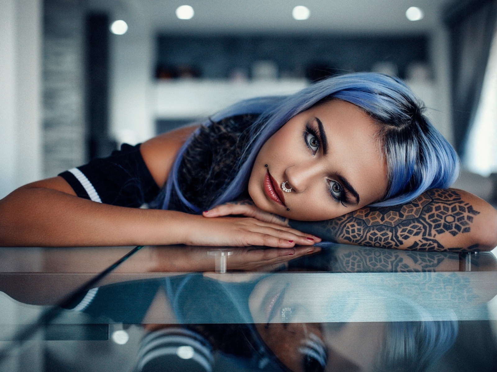 Девушка неформалка с татуировкой на руке 